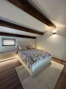 ein Schlafzimmer mit einem Bett in einem Zimmer in der Unterkunft Appt neuf 37m2 100m de la mer in Fréjus