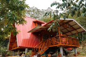 una casa en el árbol con techo rojo en Casa Alpina El Emperador - Chanchamayo, en La Merced