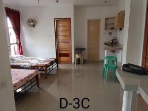 - un salon avec un lit et une table dans l'établissement DCAR Residences - Transient House, à Tanza