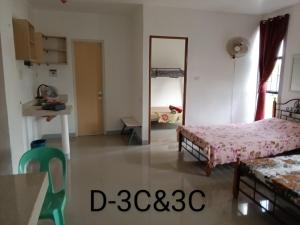 - une chambre avec un lit et un miroir dans l'établissement DCAR Residences - Transient House, à Tanza