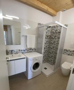 a bathroom with a washing machine and a shower at L'Antico Pozzo in Pozzallo