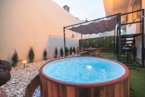 Swimming pool sa o malapit sa Downtown Hidden Garden with Jacuzzi in Bucharest