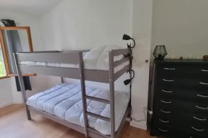 een stapelbed in een kamer met een dressoir bij Gîte de la confluence in Padern