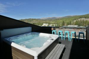 Galeriebild der Unterkunft New Luxury Villa #268 With Rooftop Hot Tub & Great Views - 500 Dollars Of FREE Activities & Equipment Rentals Daily in Winter Park