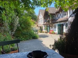 uma vista para uma rua com casas e uma mesa em Wohnen & Kunst em Bad Rodach