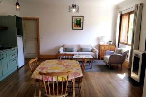 Gallery image of Spacious villa apartment with mountain view -2 bed in Quillan