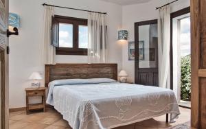 - une chambre avec un lit et une fenêtre dans l'établissement Vistamare Grande Pevero, à Porto Cervo