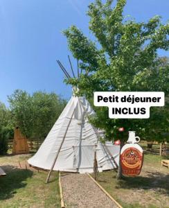 einem Tipi-Zelt mit einem Schild, das "petitance indus" liest in der Unterkunft Camping Syl-Vallée Western Village in Bouglon