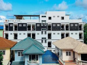 um grande edifício branco com muitos telhados em RoomQuest Phuket Patong Beach em Praia de Patong