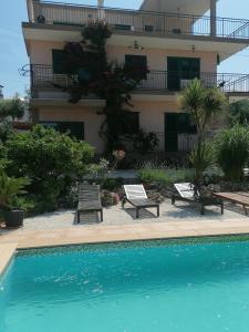 um hotel com piscina em frente a um edifício em Villa Olma em Trogir