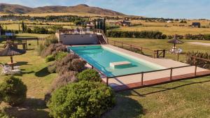 una vista aérea de una piscina en un campo en Los Llantenes en San Andrés de las Sierras