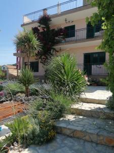 um jardim em frente a um edifício com plantas em Villa Olma em Trogir