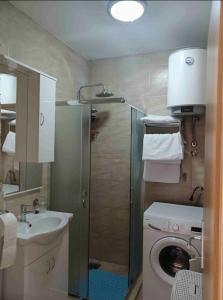 La salle de bains est pourvue d'une douche, de toilettes et d'un lavabo. dans l'établissement The a View, à Dubrovnik