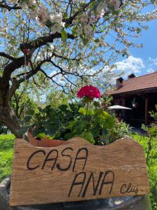 um sinal em frente a um jardim de flores em Casa Ana em Cluj-Napoca