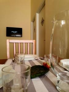 einen Tisch mit Weingläsern darüber in der Unterkunft Sikelia home holiday in Siculiana