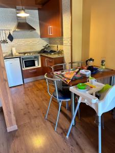 A kitchen or kitchenette at Apartaments Arenys De Boi