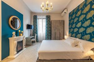 una camera con un grande letto e un camino di Biloba - Boutique Apartment a Milano