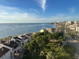 una vista aérea de la ciudad y el océano en TOP Benalmadena en Benalmádena