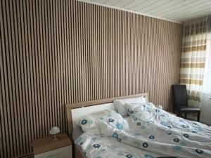 um quarto com uma cama com uma parede listrada em Ferienhaus 251 in Burhave em Burhave
