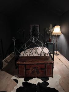 a bedroom with a bed in a black room at Banícka chalupa U felčiara in Banská Bystrica
