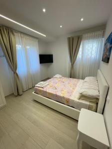 una camera da letto con un letto, un tavolo e una sedia di B&B San Luca a Bologna