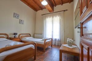 Postel nebo postele na pokoji v ubytování Psarras apartments