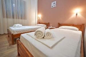 Postel nebo postele na pokoji v ubytování Psarras apartments