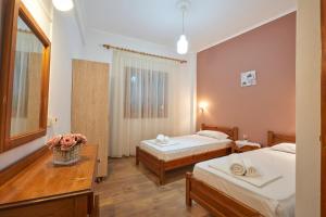 Postel nebo postele na pokoji v ubytování Psarras apartments