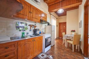 Kuchyň nebo kuchyňský kout v ubytování Psarras apartments