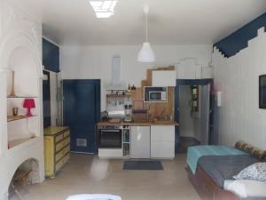 a living room with a kitchen and a room with a bed at Studio (T1) quartier Cathédrale in Tours
