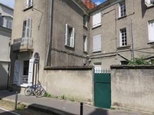 a couple of bikes parked in front of a building at Studio (T1) quartier Cathédrale in Tours