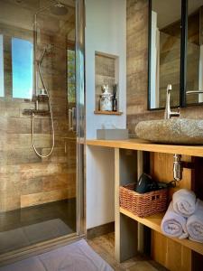 uma casa de banho com um chuveiro, um lavatório e um chuveiro em La Bastide de Barbizon em Barbizon