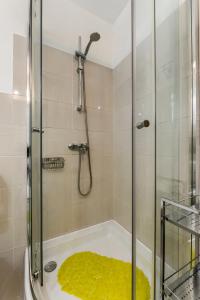 La salle de bains est pourvue d'une douche et d'une baignoire. dans l'établissement Apartman Klarin, à Zadar
