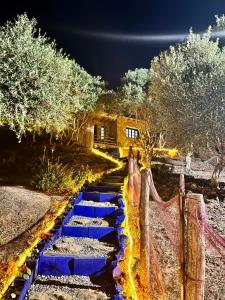 una rampa di scale blu di fronte a una casa di Dmina House a Asilah