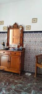 łazienka z umywalką i lustrem na ścianie w obiekcie MYOHANESROADTRIP 