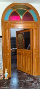 drewniana szafka ze szklanymi drzwiami w pokoju w obiekcie MYOHANESROADTRIP 