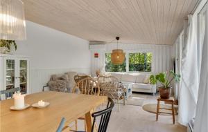 Χώρος καθιστικού στο Gorgeous Home In Højby With Wifi