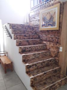 eine Treppe aus aufgearbeitetem Holz mit einem Bild in der Unterkunft La fermette in Saint-Marcellin