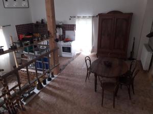 eine Küche mit einem Tisch und Stühlen im Zimmer in der Unterkunft La fermette in Saint-Marcellin