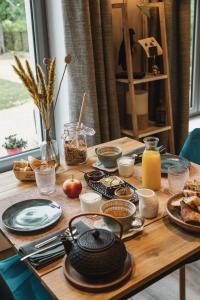 uma mesa de madeira com comida em cima em La Bastide de Barbizon em Barbizon