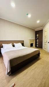 1 dormitorio grande con 1 cama grande con almohadas blancas en Marrone Hotel Tsaghkadzor, en Tsaghkadzor