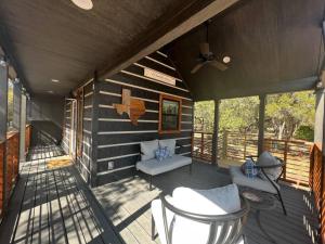 Predel za sedenje v nastanitvi Fox Hollow - Tiny home with Cypress Creek access, park like setting