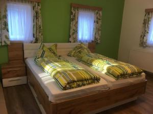 1 dormitorio con 2 almohadas en Ferienhaus Wuttijockl, en Oberhaag