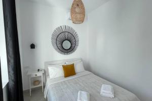 Un pat sau paturi într-o cameră la Nice & Cosy Mykonos House
