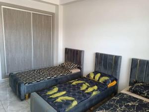 Habitación con 2 camas y sofá en Appartement Ghazaouet, en Ghazaouet