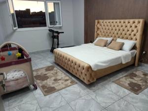 1 dormitorio con cama grande y ventana grande en Appartement Ghazaouet, en Ghazaouet