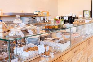 une boulangerie avec une vitrine remplie de pâtisseries dans l'établissement Le Torri - Castiglione Falletto, à Castiglione Falletto