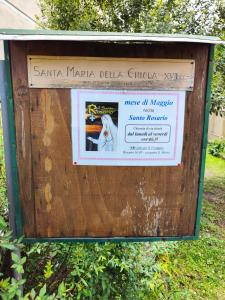 ヴェローナにあるHouse Verona Zenの草の木箱の看板