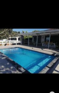 uma grande piscina azul em frente a uma casa em Southport Coral em Southport