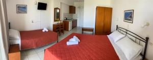 A bed or beds in a room at Pelagos Studios